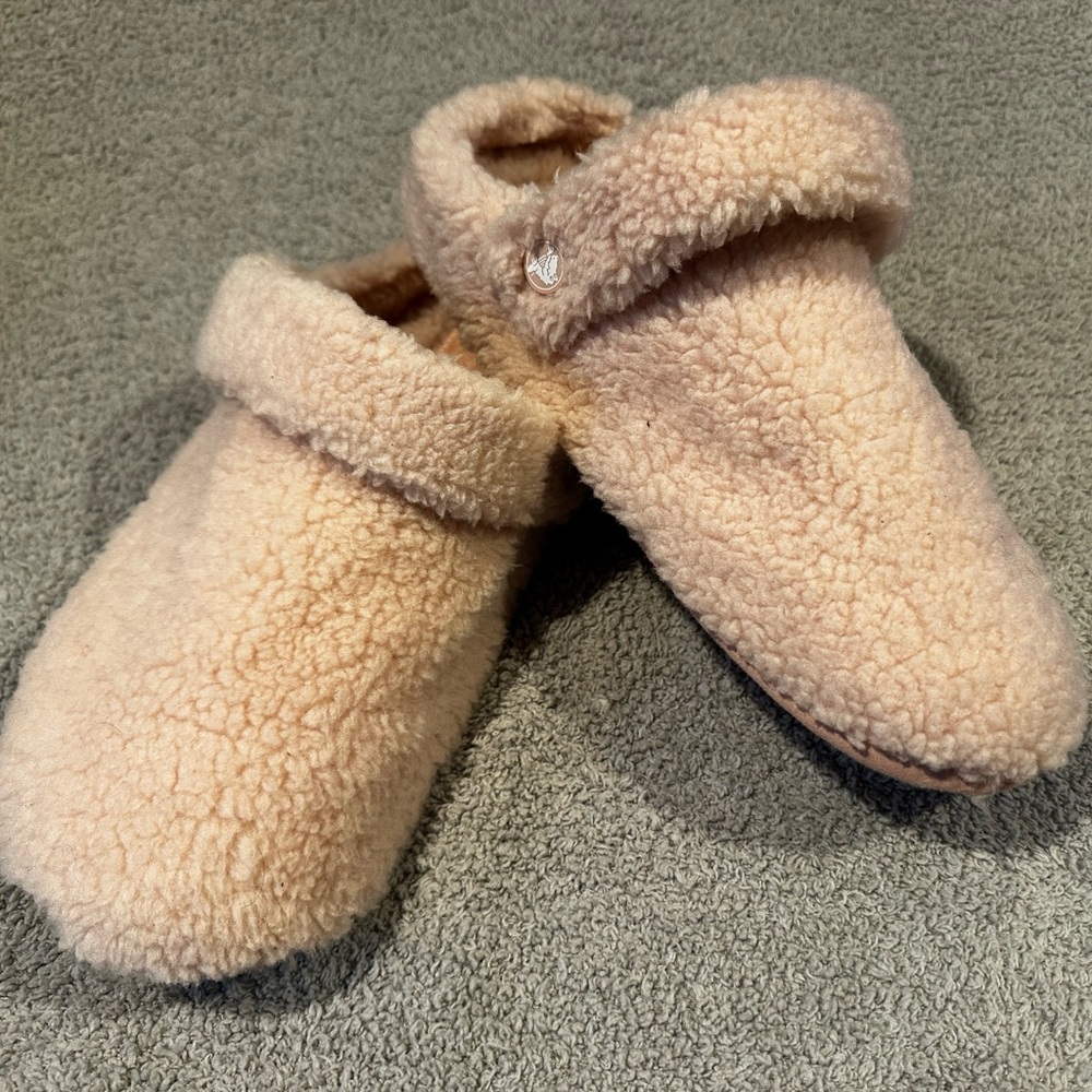 CROCS Women's Fuzzy Slippers - Cream
